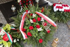 Dorota Skrzypek Mazowiecki Wicekurator Oświaty złożyła wieniec pod Pomnikiem upamiętniającym ofiary katastrofy smoleńskiej na Cmentarzu Wojskowym na Powązkach w Warszawie.
