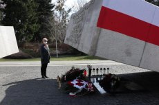  Dorota Skrzypek Mazowiecki Wicekurator Oświaty złożyła wieniec pod Pomnikiem upamiętniającym ofiary katastrofy smoleńskiej na Cmentarzu Wojskowym na Powązkach w Warszawie.